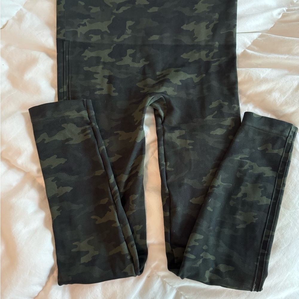 SPANX Camouflage Leggings Green and Black Stretchy Fit